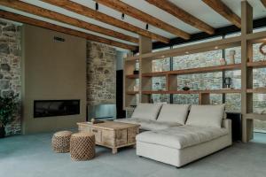 スカラ・エレソスにあるBarefoot Luxury Eressos Apartmentsのソファとテレビのあるリビングルーム