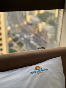 Horizon Rooms JBR客房内的一张或多张床位