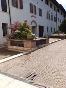 a cobblestone street in front of a building at CasaMirandola in Vicenza