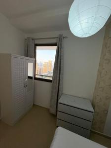 Horizon Rooms JBR客房内的一张或多张床位