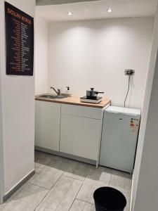 Una cocina blanca con fregadero y encimera. en La casa di Giorgia, en Catania