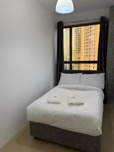 Horizon Rooms JBR客房内的一张或多张床位