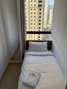 Horizon Rooms JBR客房内的一张或多张床位