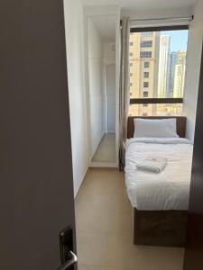 Horizon Rooms JBR客房内的一张或多张床位