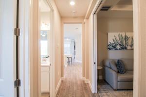 Гостиная зона в Bright and airy waterfront villa in the Esplanade - Sunny Retreat +40 фотографий