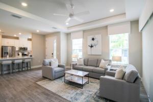 Кухня или мини-кухня в Bright and airy waterfront villa in the Esplanade - Sunny Retreat
