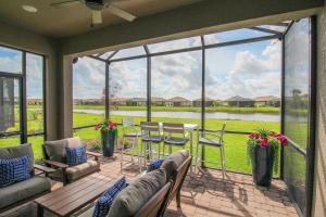 Гостиная зона в Bright and airy waterfront villa in the Esplanade - Sunny Retreat