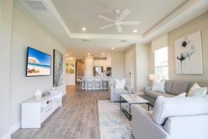 Телевизор и/или развлекательный центр в Bright and airy waterfront villa in the Esplanade - Sunny Retreat