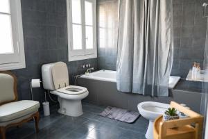 een badkamer met toilet, bad en wastafel bij Bellinzona Boutique in Buenos Aires +108 foto's