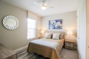 Кровать или кровати в номере Bright and airy waterfront villa in the Esplanade - Sunny Retreat