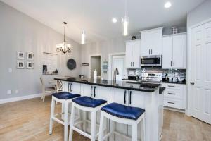 Η κουζίνα ή μικρή κουζίνα στο Spacious home with large yard - Perfect for families