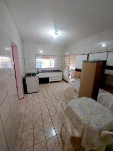 Kuchyň nebo kuchyňský kout v ubytování Casa confortável em Paulinia