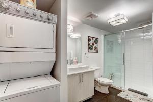 een badkamer met toilet en glazen douche bij Le CINQ in Montreal