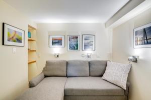 Fotografia z galérie ubytovania 1 Block to Beach Pet-Friendly Apt with Yard in Lynn v destinácii Lynn