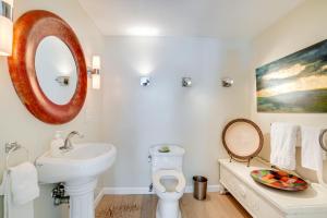 Koupelna v ubytování 1 Block to Beach Pet-Friendly Apt with Yard in Lynn + 17 fotografií