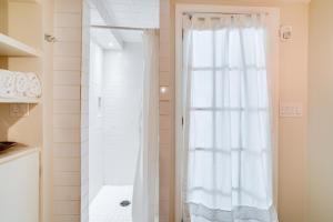 Fotografia z galérie ubytovania 1 Block to Beach Pet-Friendly Apt with Yard in Lynn v destinácii Lynn