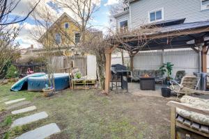 Zahrada ubytování 1 Block to Beach Pet-Friendly Apt with Yard in Lynn