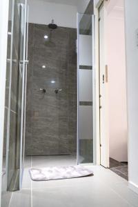 een douche in een badkamer met een glazen deur bij Bellinzona Boutique in Buenos Aires