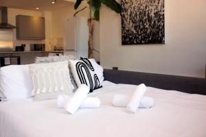 レスターにあるModern City Centre Apartment - Sleeps 4 - ideal for families, couples & professionalsの白いベッド(枕、タオル付)