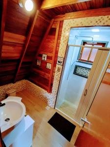 a bathroom with a shower and a sink at Chalé Família Rigolo 1 Anthony in Monte Verde +29 photos
