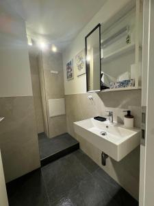 Ένα μπάνιο στο Munich Top Place Nähe Marienplatz mit 2 Schlafzimmer 70 qm Apartment Jennifer