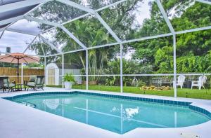 una piscina con pérgola al lado de una casa en 3 BR Pool Home In Nokomis - Close To Beaches, en Nokomis