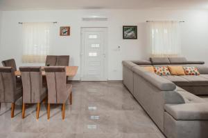 Khu vực ghế ngồi tại Rural Cozy House