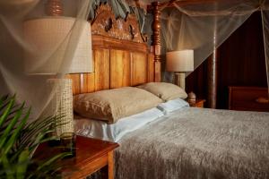 Кровать или кровати в номере Ladera Resort