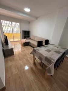 una sala de estar con una mesa y un sofá en APARTAMENTOSOLyMAR, en Oropesa del Mar 7 fotos más