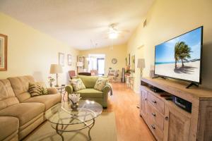 Μια τηλεόραση ή/και κέντρο ψυχαγωγίας στο Charming 1 BR in Meadowcroft near Anna Maria Island