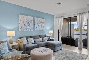 una sala de estar con un sofá y una mesa en Chic and elegant waterfront home in Lorraine Lakes - Patsgang, en Bradenton 88 fotos más