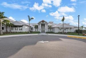una gran casa blanca con una flecha en la calle en Chic and elegant waterfront home in Lorraine Lakes - Patsgang, en Bradenton