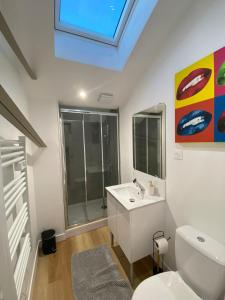 Et badeværelse på CINELOFT Gare, Cinema, PS5, Air Conditioning, Massage, Netflix, Prime Video + 27 billeder