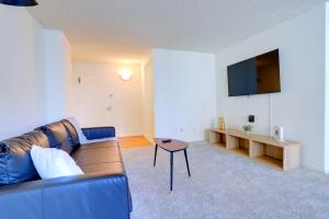 TV/trung tâm giải trí tại Leave Your Worries Behind & Relax in This Apt +14 ảnh