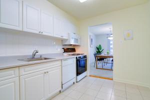 Nhà bếp/bếp nhỏ tại Leave Your Worries Behind & Relax in This Apt