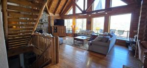 Posezení v ubytování Coopers Run Five Bedroom Log Home with Hot Tub Pool Table and Views