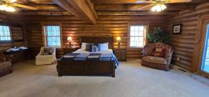Posezení v ubytování Coopers Run Five Bedroom Log Home with Hot Tub Pool Table and Views