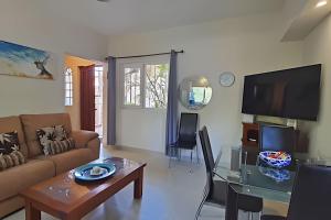 a living room with a couch and a table at Departamento Mauricio #2 in Bucerías