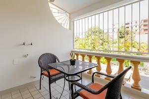 a balcony with a table and chairs and a window at Departamento Mauricio #3 in Bucerías
