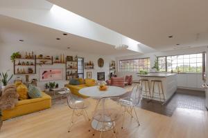 Χώρος καθιστικού στο The Cougar Den