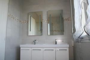 Et badeværelse på Gîte la brêche des chars + 18 billeder