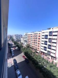 eine Luftaufnahme eines Parkplatzes in einer Stadt in der Unterkunft Anfa Casablanca in Casablanca + 1 Foto