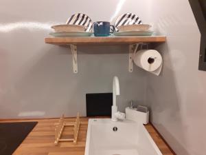 圣玛丽亚港Casa Flotante El Refugio del Pirata的厨房配有水槽和带碗碟的架子 更多23张照片