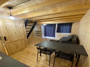 una stanza con tavolo e sedie e una scala di Bungalow in Dziwnów near Baltic Sea a Dziwnów