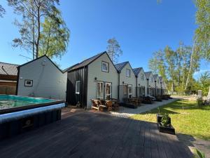 una fila di case con piscina di Bungalow in Dziwnów near Baltic Sea a Dziwnów