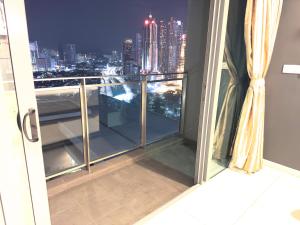 Un balcón o terraza en Summer Suites KLCC by STAR