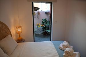 Ένα ή περισσότερα κρεβάτια σε δωμάτιο στο Downtown Cosy +15 φωτογραφίες
