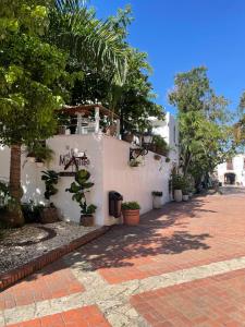 a white building with plants on the side of it at Akaiah in Santo Domingo
