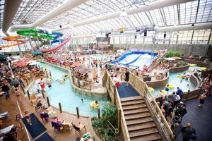 a crowd of people in a water park at Comfy creekside chalet HiSpeedNet w Workspace in Mansonville