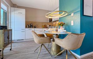 Kuchyň nebo kuchyňský kout v ubytování 1 Bedroom Awesome Apartment In Tossens